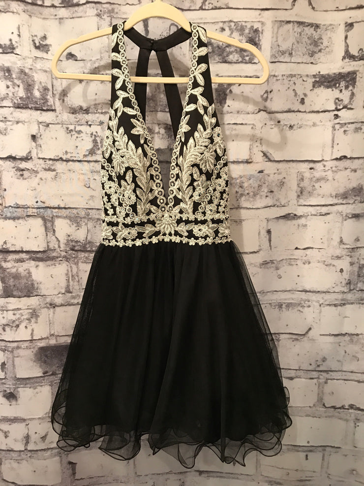 BLACK/WHITE SHORT POOFY DRESS Savvy Seconds Boutique BLACK/WHITE SHORT POOFY DRESS Savvy Seconds Boutique