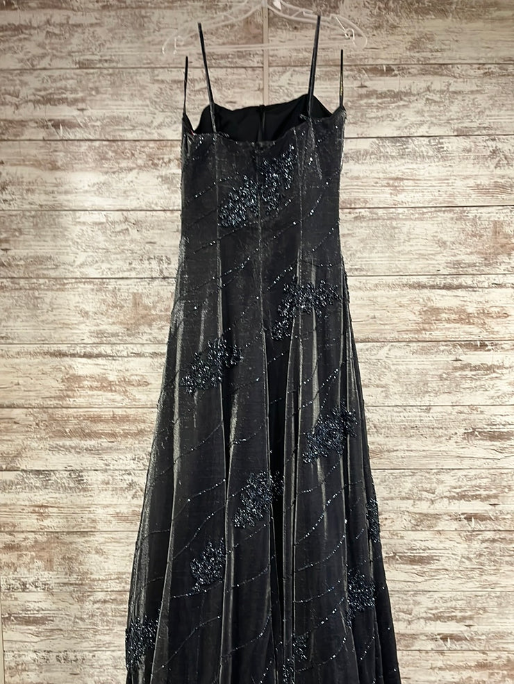 GRAY/BLACK A LINE GOWN