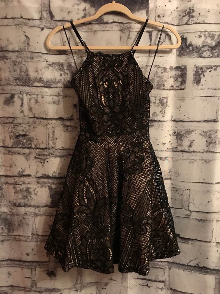 BLACK/TAN LACE SHORT DRESS