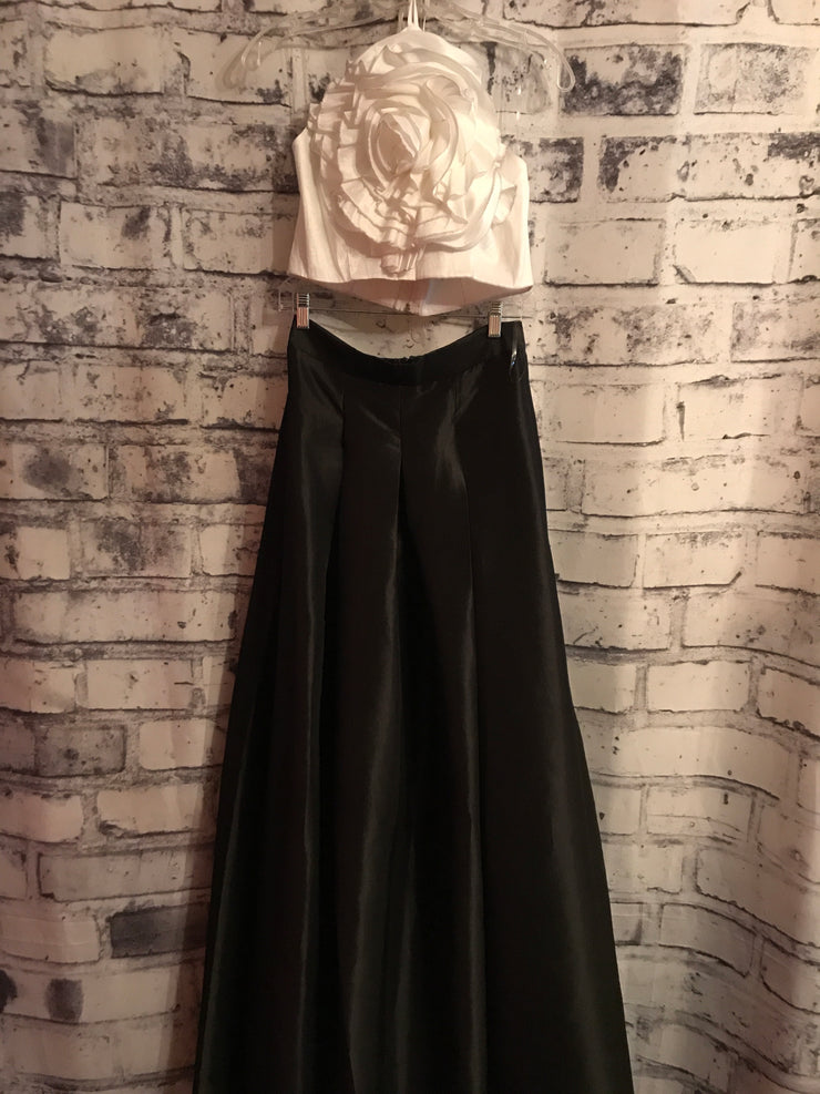 NEW- BLACK/WHITE 2 PC GOWN