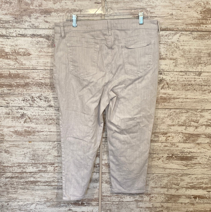 GRAY/WHITE STRIPED CAPRIS