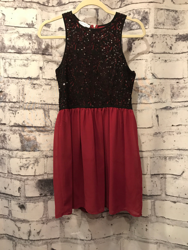 BURGUNDY/BLACK SHORT DRESS