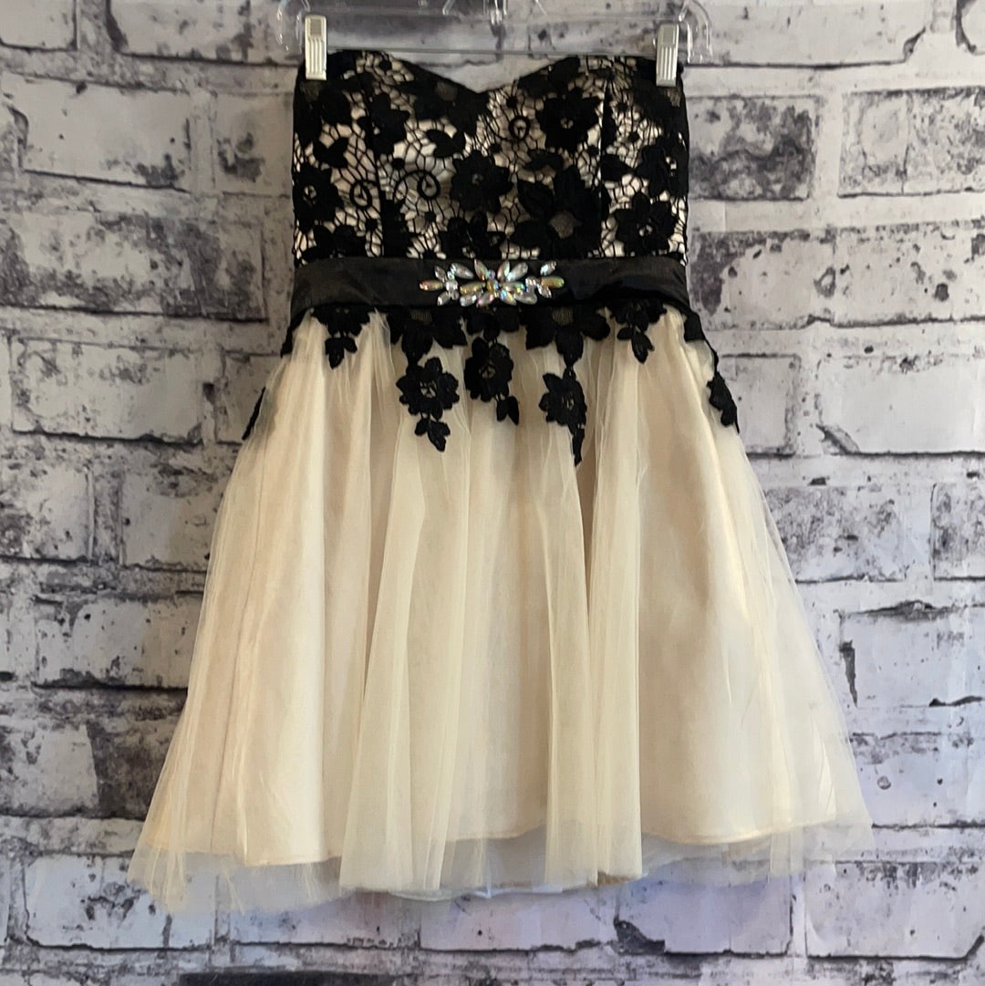 IVORY/BLACK LACE SHORT DRESS Savvy Seconds Boutique IVORY/BLACK LACE SHORT DRESS Savvy Seconds Boutique