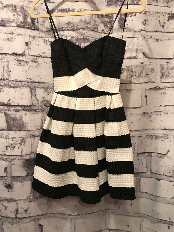 BLACK/WHITE SHORT DRESS (NEW)
