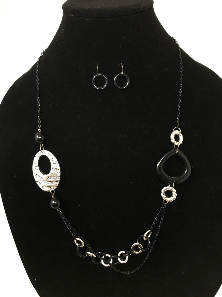 BLACK/SILVER CHARMS NECKLACE