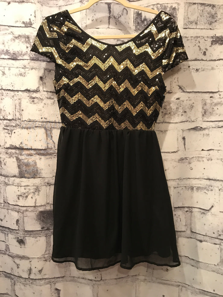 BLACK/GOLD CHEVRON SHORT DRESS Savvy Seconds Boutique BLACK/GOLD CHEVRON SHORT DRESS Savvy Seconds Boutique