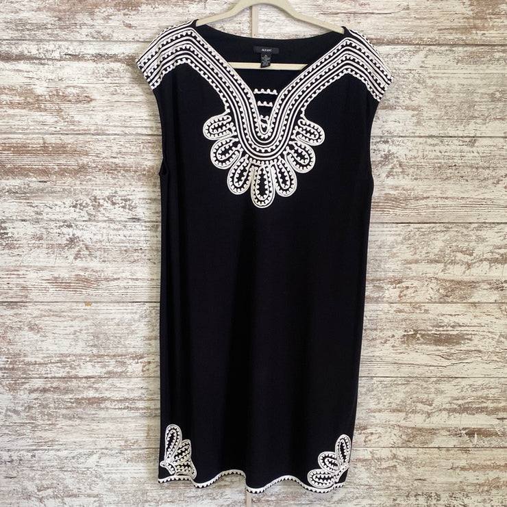 BLACK/WHITE SHORT DRESS