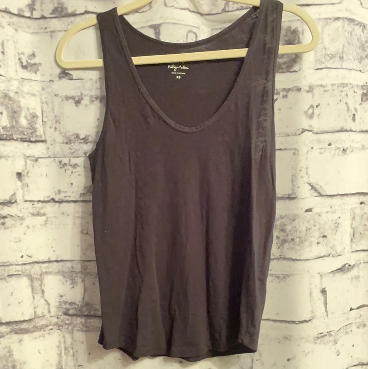 BLACK SLEEVELESS TOP