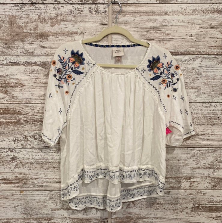 WHITE/FLORAL TOP