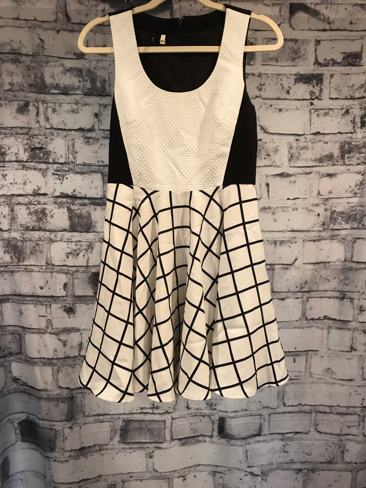 BLACK/WHITE SHORT DRESS