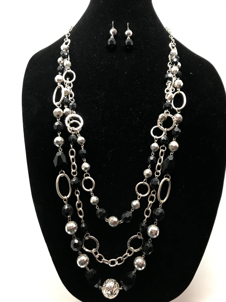 BLACK/SILVER BEAD NECKLACE