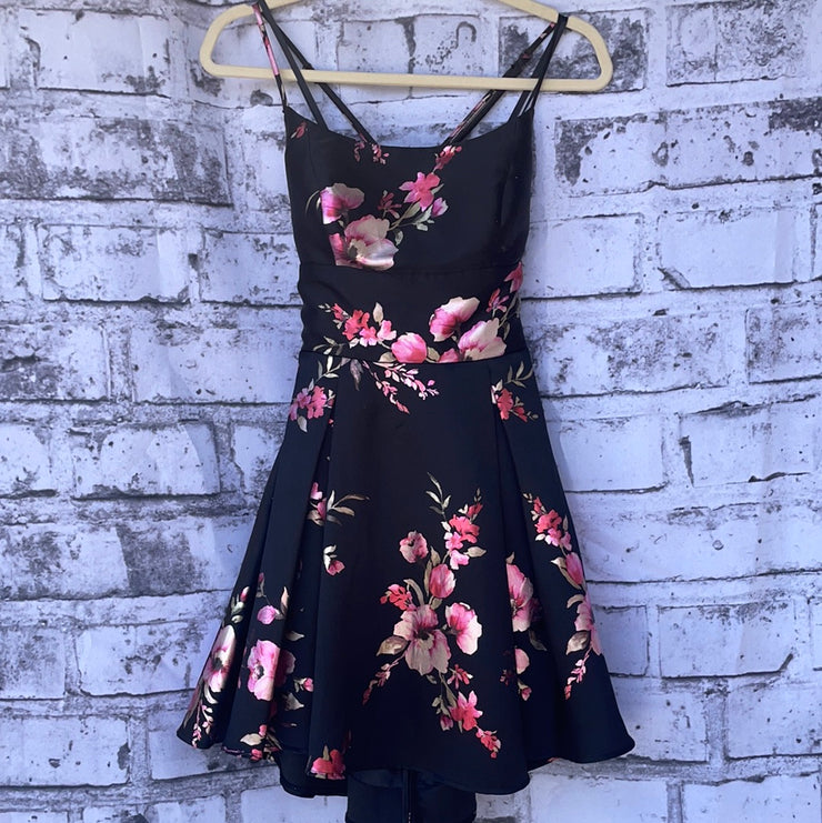 BLACK/FLORAL SHORT DRESS