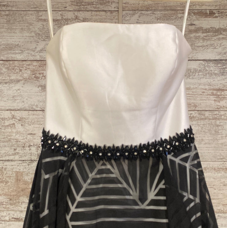 BLACK/WHITE A LINE GOWN