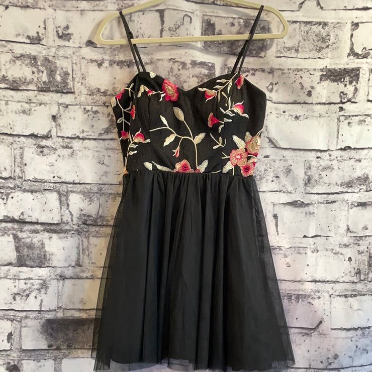 BLACK/FLORAL SHORT DRESS