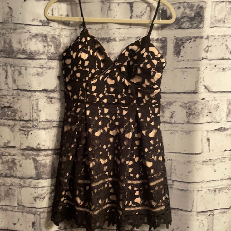 BLACK/TAN LACE SHORT DRESS