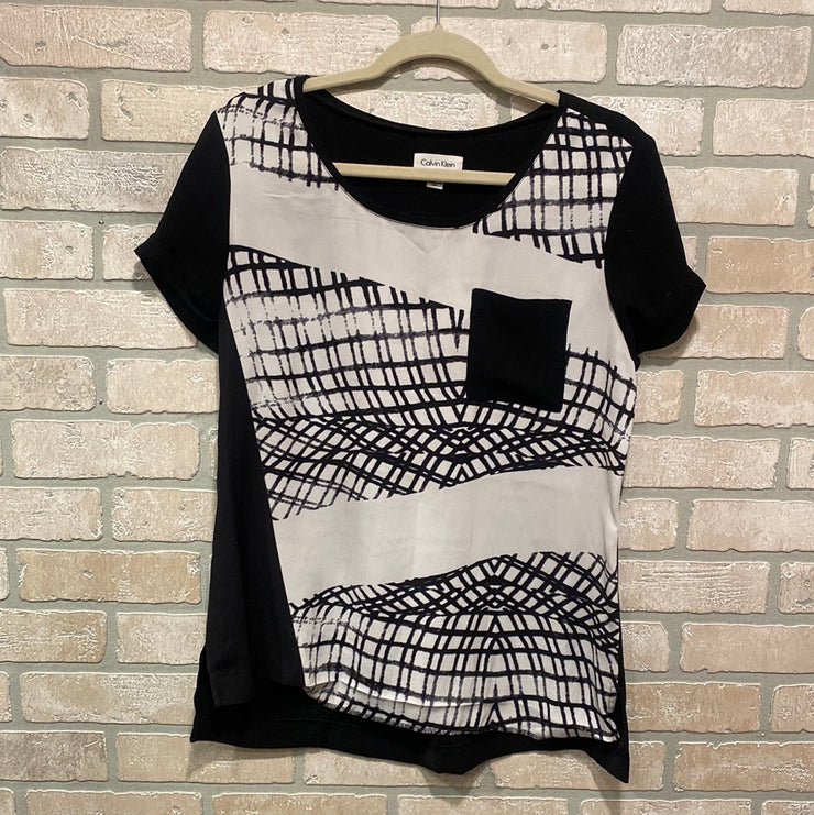 BLACK/WHITE SHORT SLEEVE TOP