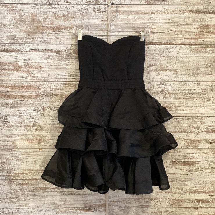 BLACK/RUFFLED SHORT DRESS