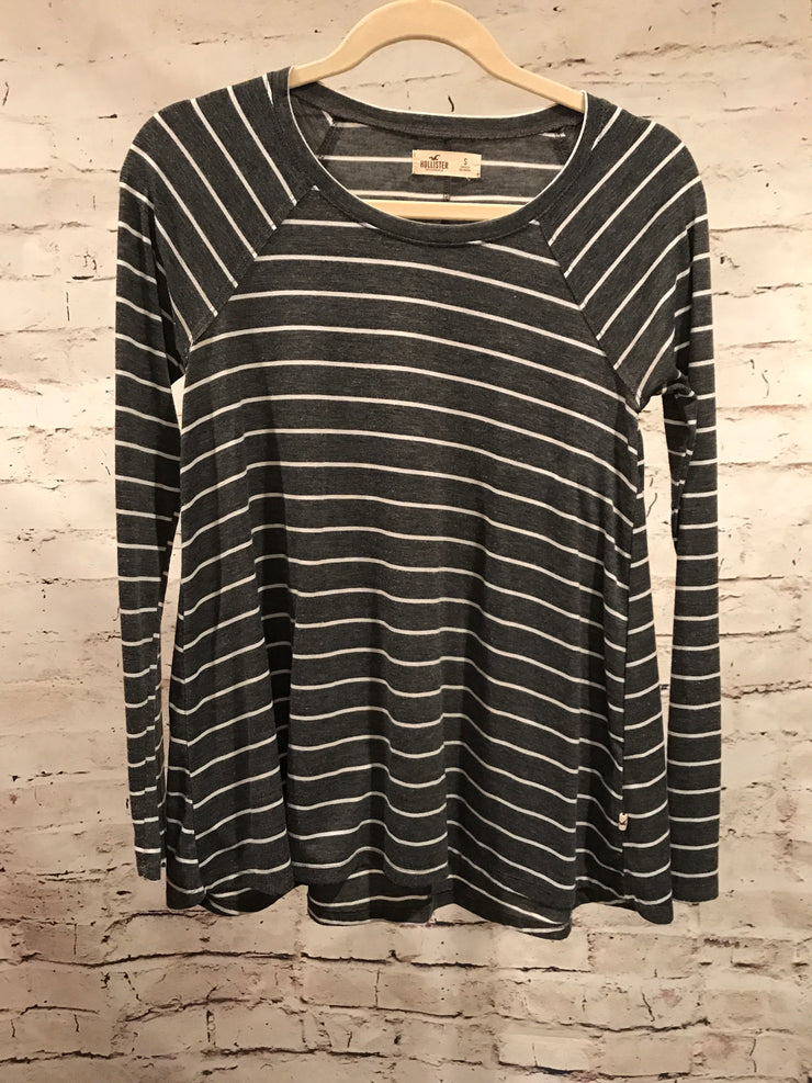 GRAY/WHITE STRIPED LONG SLEEVE TOP