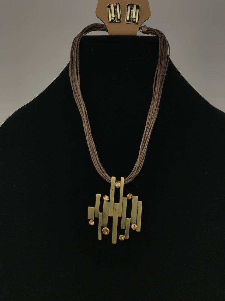 BROWN W/GOLD CHARM NECKLACE