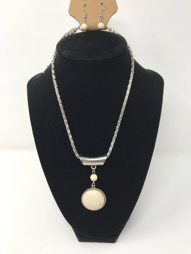 CREAM MARBLE CHARM NECKLACE
