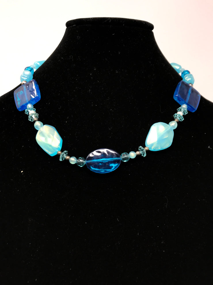 BLUE BEAD/STONE NECKLACE